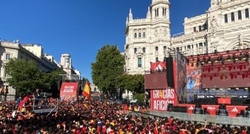 الأبطال في مدريد.. الجماهير تستقبل لاعبي إسبانيا بعد حصد اليورو (فيديو)